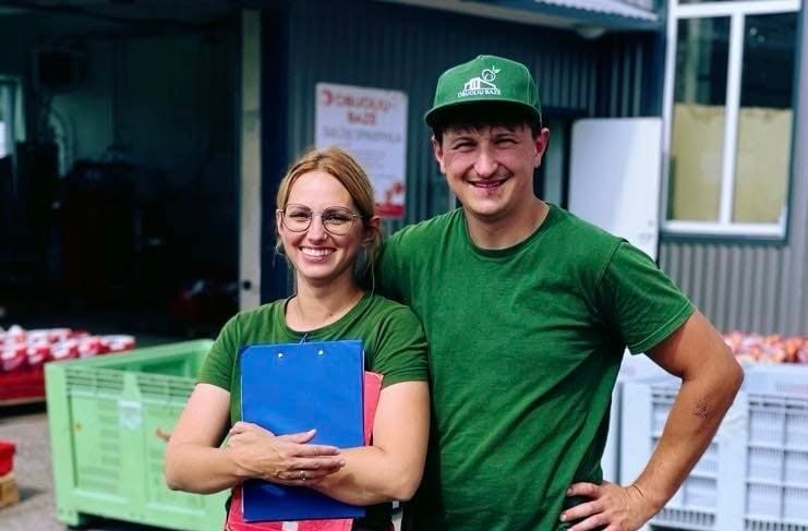 Erika ir Tomas prie Obuolių bazės